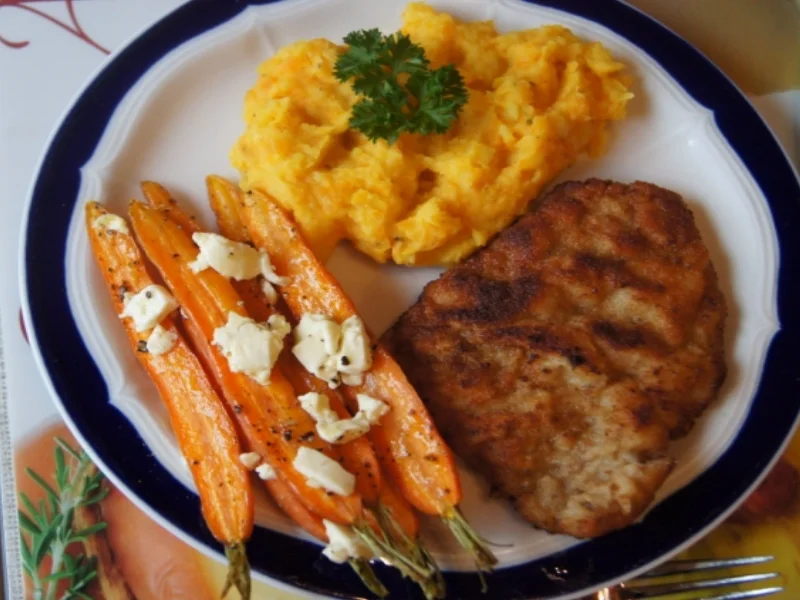 Kalbsschnitzel mit Karotten-Kartoffelstampf und Backofenkarotten - Rezept - Bild Nr. 1700
