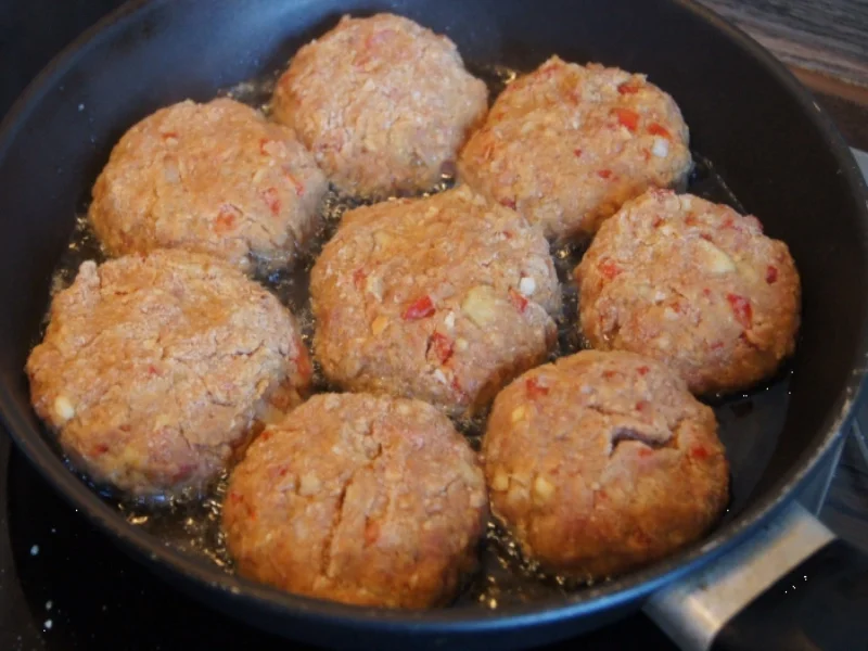 Rezept: Paprikabuletten mit Sauce, Blumemkohlgratin und Kartoffelpilzen Bild Nr. 1724 Paprikabuletten mit Sauce, Blumemkohlgratin und Kartoffelpilzen - Rezept - Bild Nr. 1724