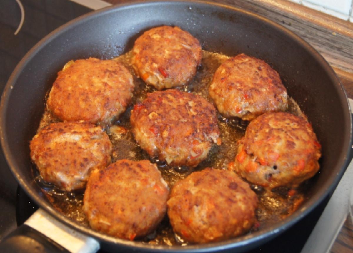 Paprikabuletten mit Sauce, Blumemkohlgratin und Kartoffelpilzen - Rezept - Bild Nr. 1725