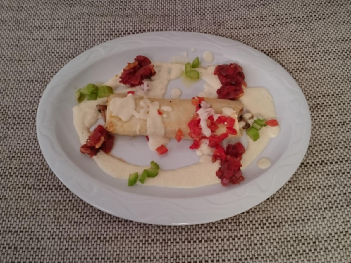 Bilder für Edelpilz-Cannelloni mit Sellerieschaum und Tomaten-Pinienkern-Confit - Rezept