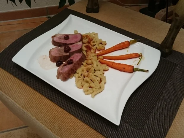 Barbarie Entenbrust mit Cranberry-Portwein-Soße mit Spätzle und glasierten Babymöhren - Rezept - Bild Nr. 1744