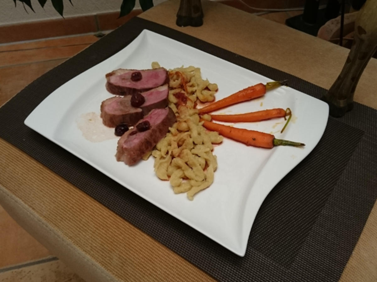 Barbarie Entenbrust mit Cranberry-Portwein-Soße mit Spätzle und ...