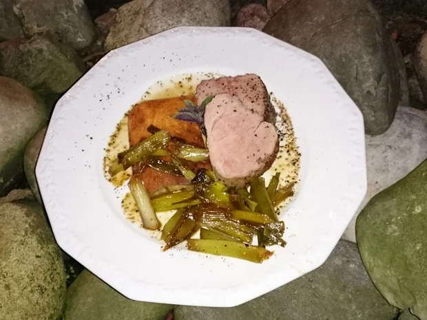 Glasierte Schweinefilets mit Kartoffelbaumkuchen und Frühlingszwiebeln - Rezept - Bild Nr. 1745