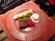 Schwedische Schokoladentarte mit Maracuja-Eis an roter Grütze - Rezept - Bild Nr. 1745