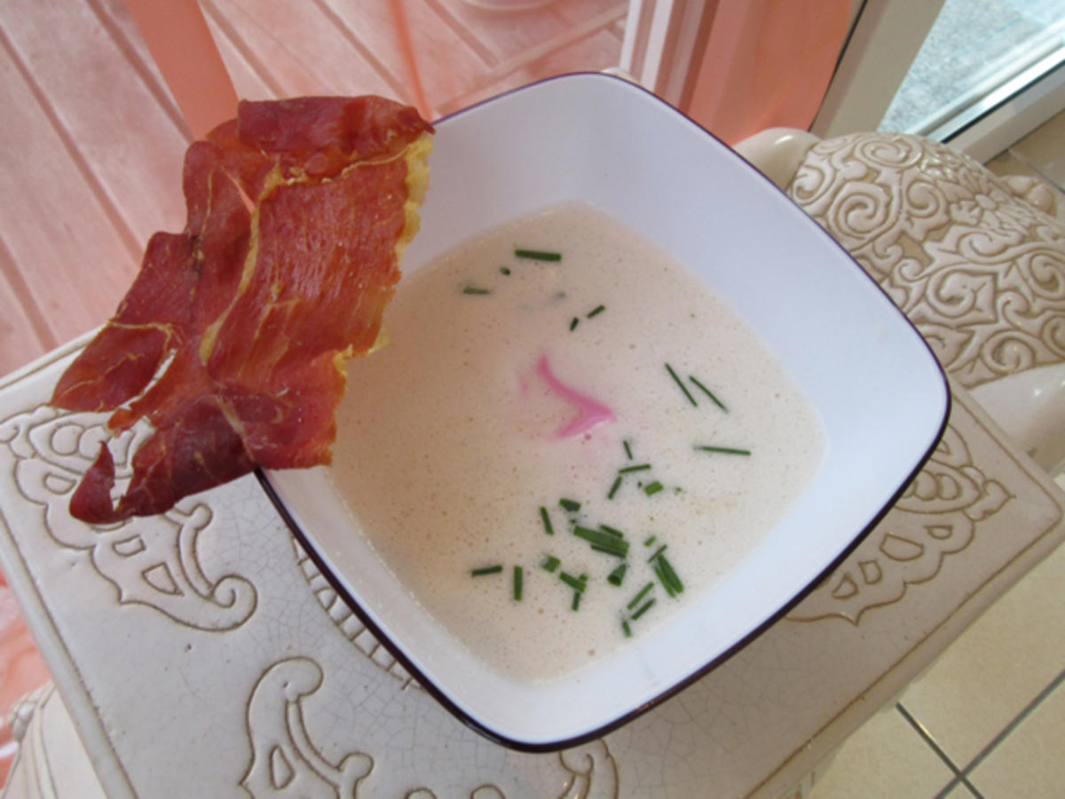 Weiße Tomatensuppe mit rotem Sahnehäubchen und Serrano-Schinken Chips ...