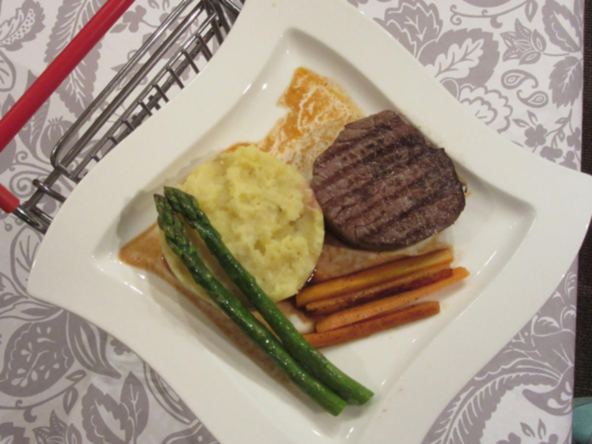 Bilder für Rinderfilet an Minigemüse mit Petersilienwurzelpüree und dunkler Jus - Rezept