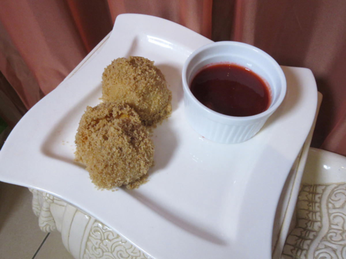 Marillenknödel mit Butterbrösel, dazu Zwetschgen-Gröstl - Rezept ...