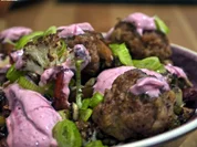 Fruchtige Hackbällchen auf Blumenkohl-Kichererbsen-Pfanne mit Curry-Joghurt-Dipp - Rezept - Bild Nr. 1848