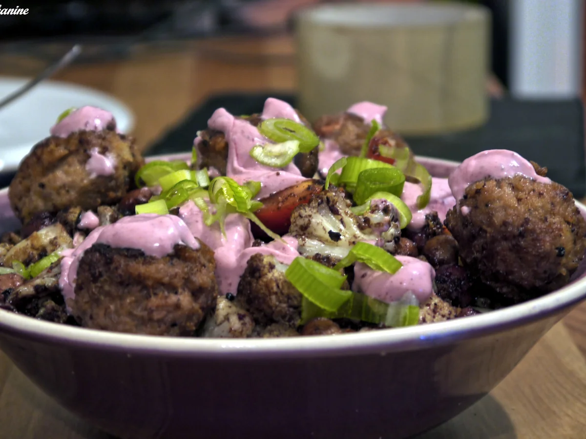 Rezept: Fruchtige Hackbällchen auf Blumenkohl-Kichererbsen-Pfanne mit Curry-Joghurt-Dipp Bild Nr. 1849 Fruchtige Hackbällchen auf Blumenkohl-Kichererbsen-Pfanne mit Curry-Joghurt-Dipp - Rezept - Bild Nr. 1849