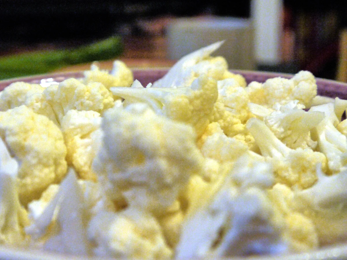 Rezept: Fruchtige Hackbällchen auf Blumenkohl-Kichererbsen-Pfanne mit Curry-Joghurt-Dipp Bild Nr. 1851 Fruchtige Hackbällchen auf Blumenkohl-Kichererbsen-Pfanne mit Curry-Joghurt-Dipp - Rezept - Bild Nr. 1851