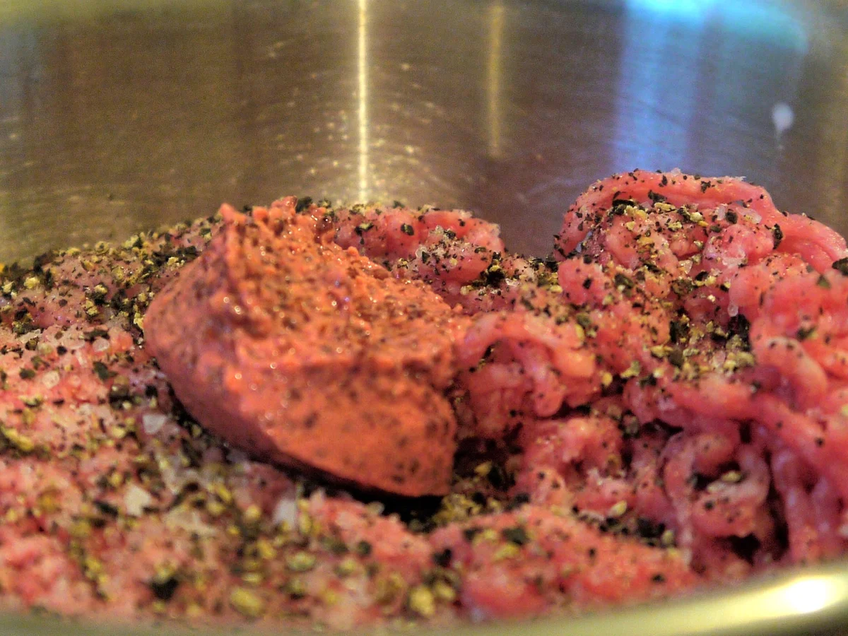 Rezept: Fruchtige Hackbällchen auf Blumenkohl-Kichererbsen-Pfanne mit Curry-Joghurt-Dipp Bild Nr. 1856 Fruchtige Hackbällchen auf Blumenkohl-Kichererbsen-Pfanne mit Curry-Joghurt-Dipp - Rezept - Bild Nr. 1856