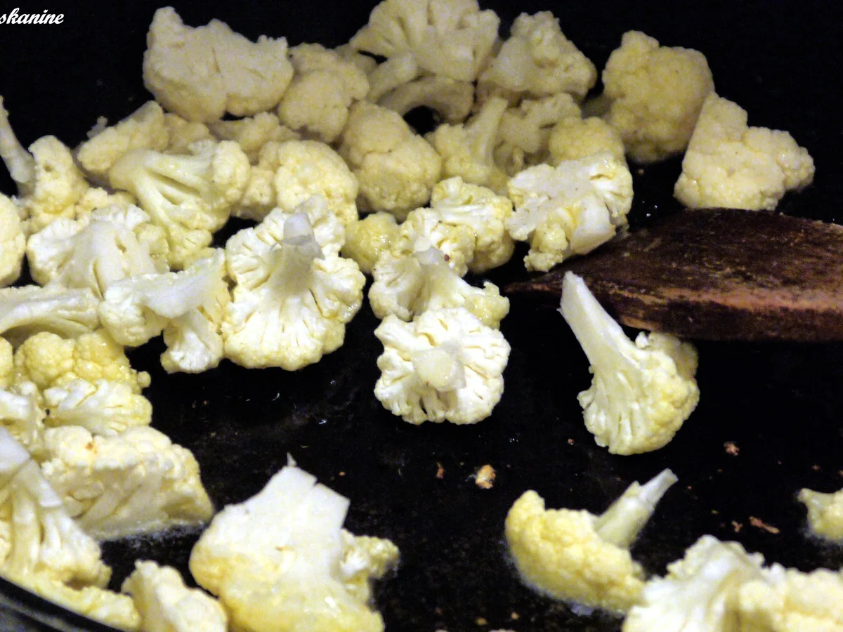 Rezept: Fruchtige Hackbällchen auf Blumenkohl-Kichererbsen-Pfanne mit Curry-Joghurt-Dipp Bild Nr. 1858 Fruchtige Hackbällchen auf Blumenkohl-Kichererbsen-Pfanne mit Curry-Joghurt-Dipp - Rezept - Bild Nr. 1858