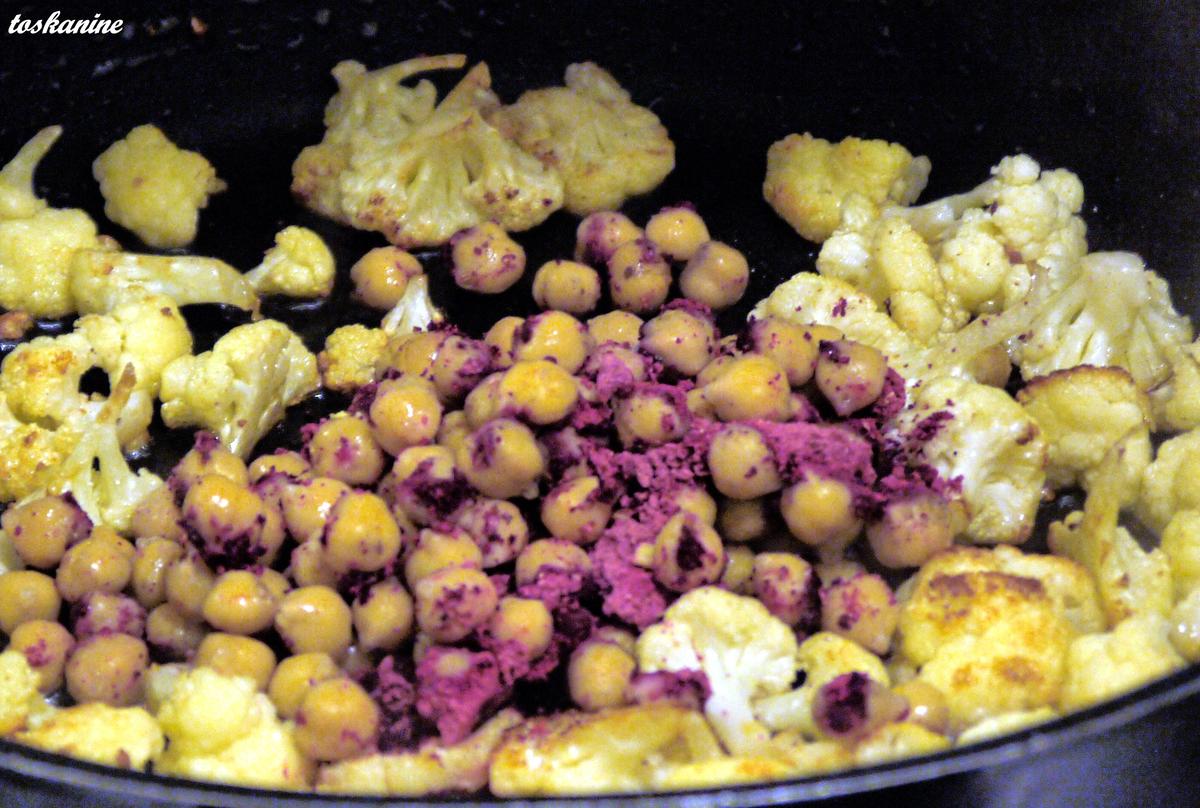Fruchtige Hackbällchen auf Blumenkohl-Kichererbsen-Pfanne mit Curry-Joghurt-Dipp - Rezept - Bild Nr. 1859
