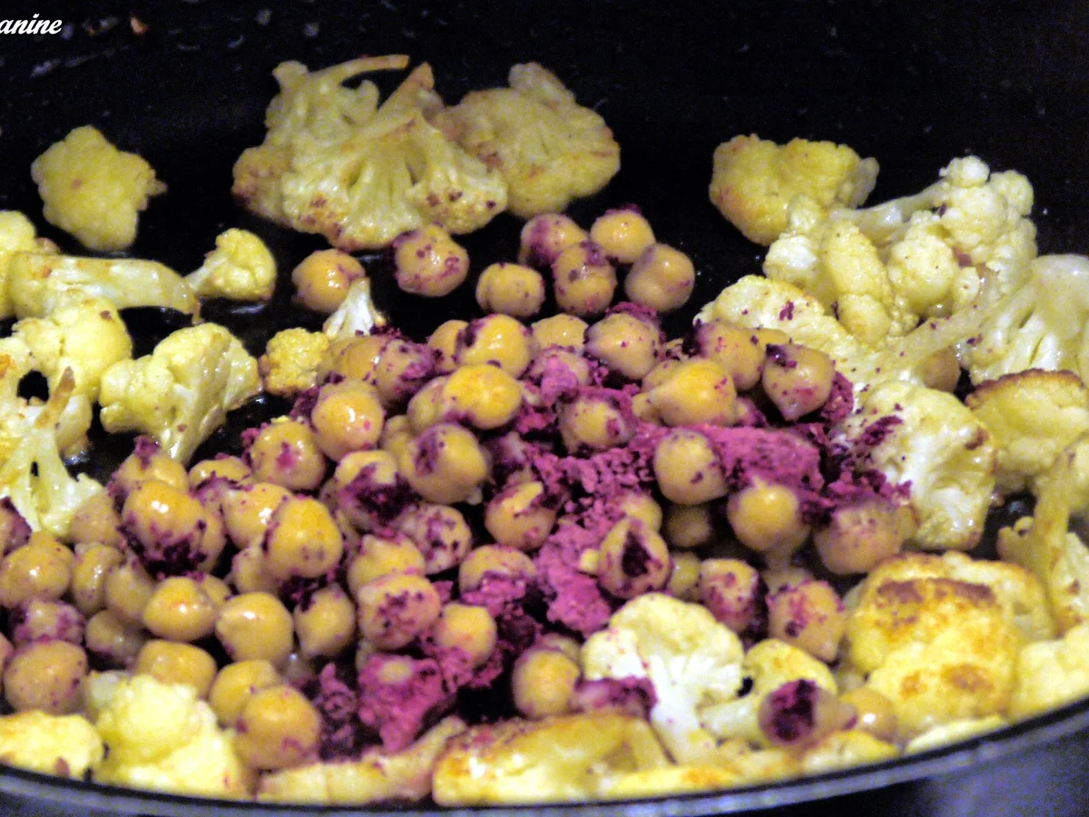 Rezept: Fruchtige Hackbällchen auf Blumenkohl-Kichererbsen-Pfanne mit Curry-Joghurt-Dipp Bild Nr. 1859 Fruchtige Hackbällchen auf Blumenkohl-Kichererbsen-Pfanne mit Curry-Joghurt-Dipp - Rezept - Bild Nr. 1859