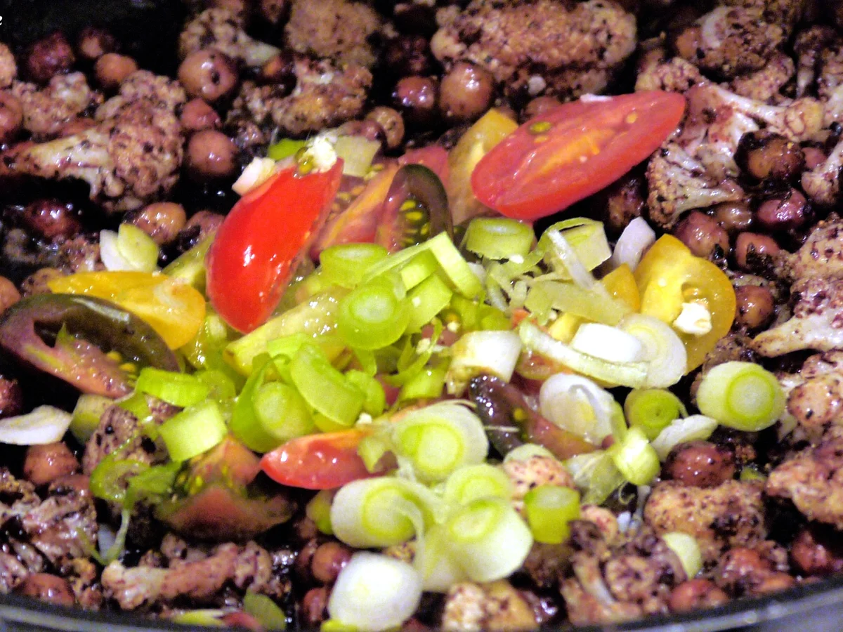 Rezept: Fruchtige Hackbällchen auf Blumenkohl-Kichererbsen-Pfanne mit Curry-Joghurt-Dipp Bild Nr. 1860 Fruchtige Hackbällchen auf Blumenkohl-Kichererbsen-Pfanne mit Curry-Joghurt-Dipp - Rezept - Bild Nr. 1860