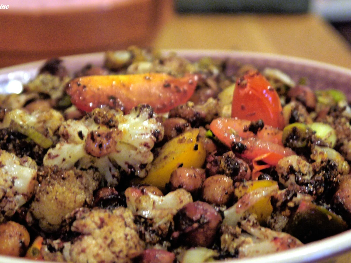 Rezept: Fruchtige Hackbällchen auf Blumenkohl-Kichererbsen-Pfanne mit Curry-Joghurt-Dipp Bild Nr. 1862 Fruchtige Hackbällchen auf Blumenkohl-Kichererbsen-Pfanne mit Curry-Joghurt-Dipp - Rezept - Bild Nr. 1862