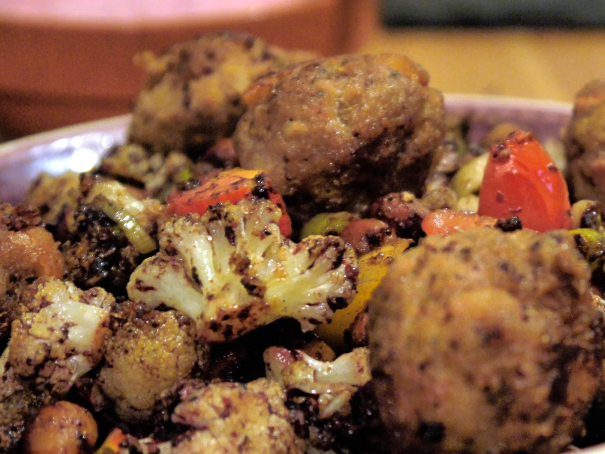 Rezept: Fruchtige Hackbällchen auf Blumenkohl-Kichererbsen-Pfanne mit Curry-Joghurt-Dipp Bild Nr. 1864 Fruchtige Hackbällchen auf Blumenkohl-Kichererbsen-Pfanne mit Curry-Joghurt-Dipp - Rezept - Bild Nr. 1864