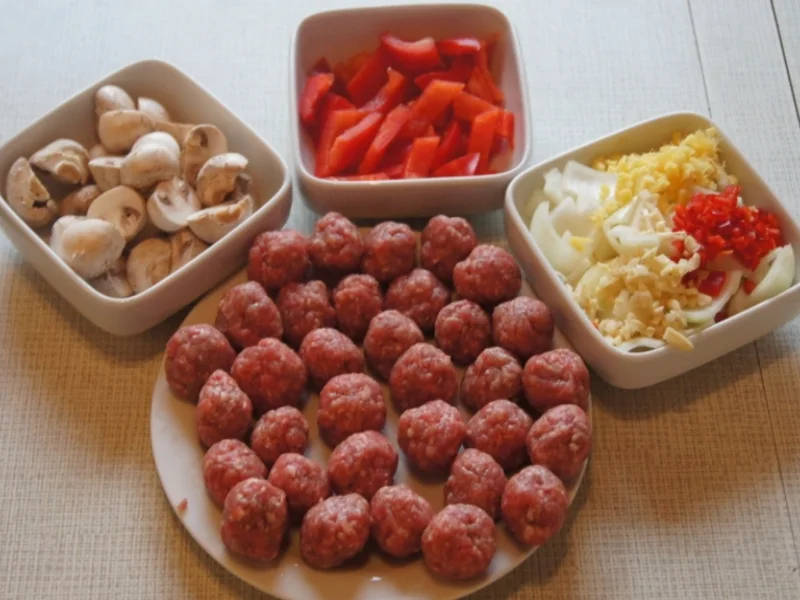 Mettbällchenwok mit Gemüse und gelber Reis - Rezept - Bild Nr. 1833