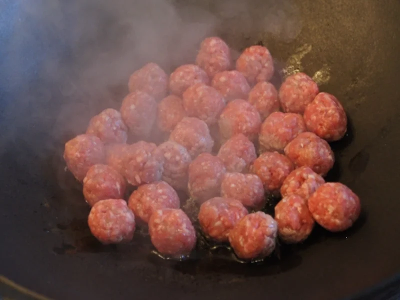 Mettbällchenwok mit Gemüse und gelber Reis - Rezept - Bild Nr. 1834