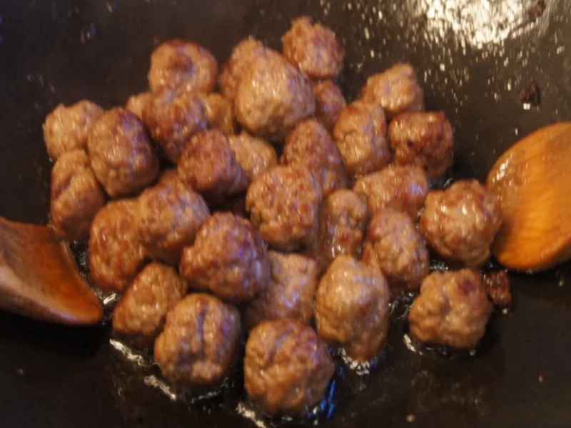 Mettbällchenwok mit Gemüse und gelber Reis - Rezept - Bild Nr. 1835