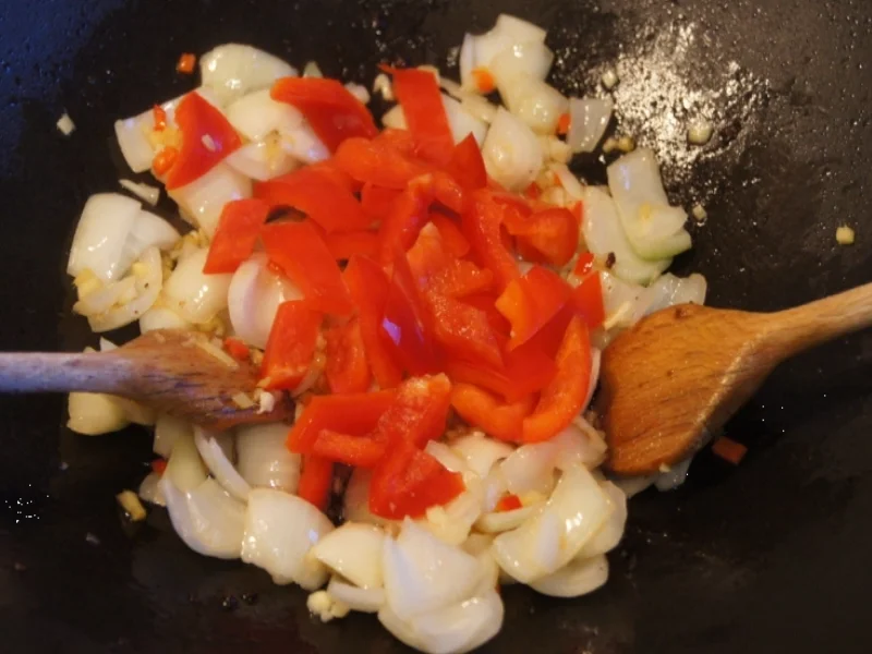 Mettbällchenwok mit Gemüse und gelber Reis - Rezept - Bild Nr. 1837