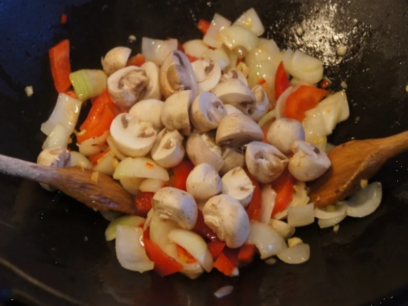 Mettbällchenwok mit Gemüse und gelber Reis - Rezept - Bild Nr. 1838