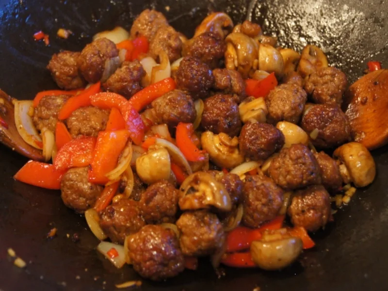 Mettbällchenwok mit Gemüse und gelber Reis - Rezept - Bild Nr. 1840