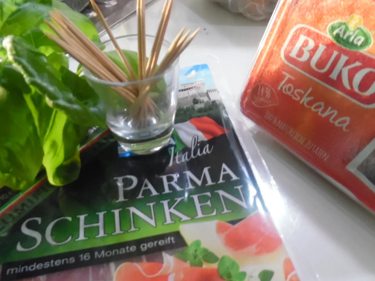 Rezept: Mediterran gefüllte Putenröllchen Bild Nr. 1880 Mediterran gefüllte Putenröllchen - Rezept - Bild Nr. 1880