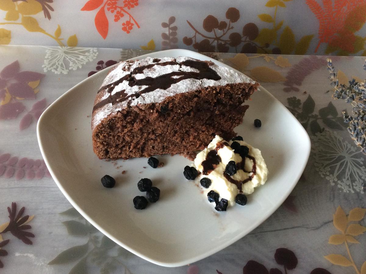 Schoko-Amaranth-Kuchen mit Aroniabeeren - Rezept - kochbar.de