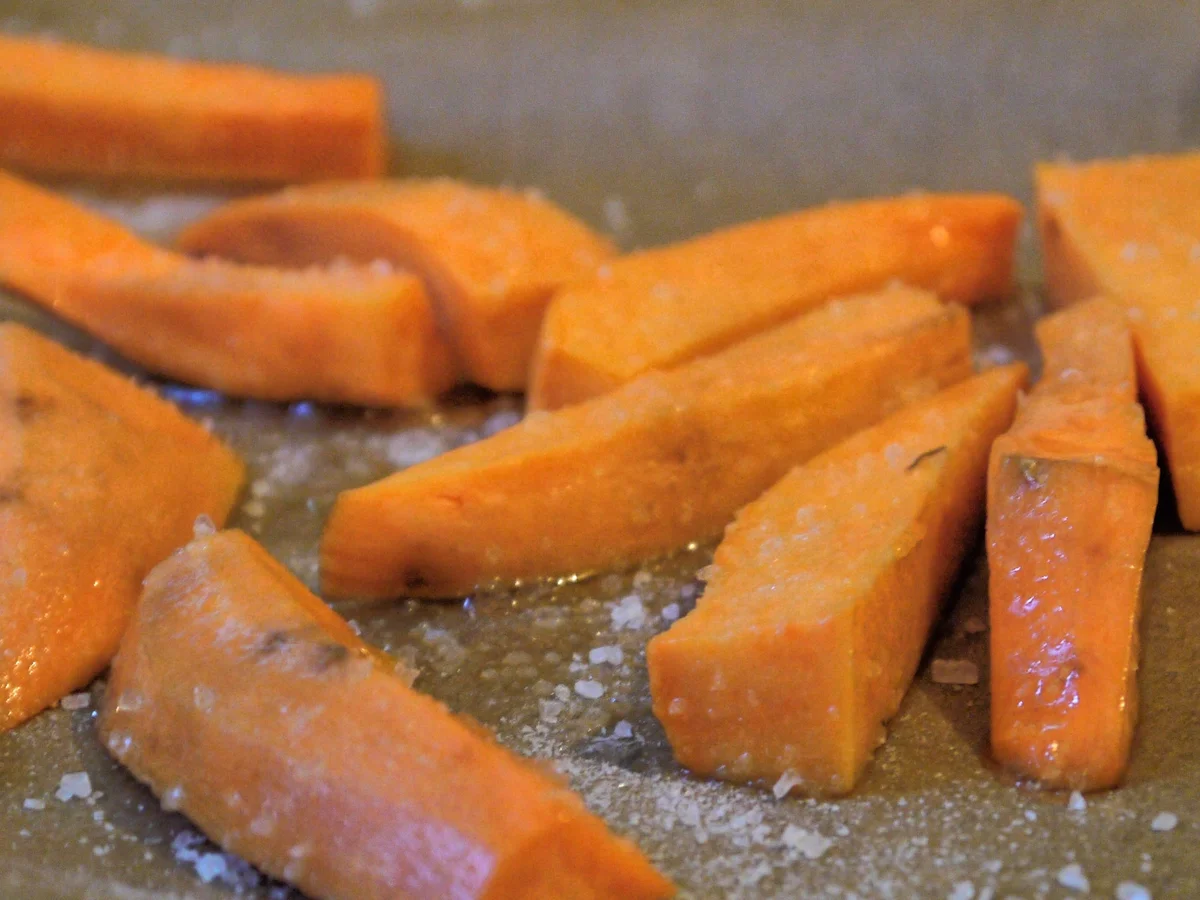 Marinierte Hähnchenunterschlegl mit Ofentomaten und Süßkartoffel-Sticks - Rezept - Bild Nr. 1914