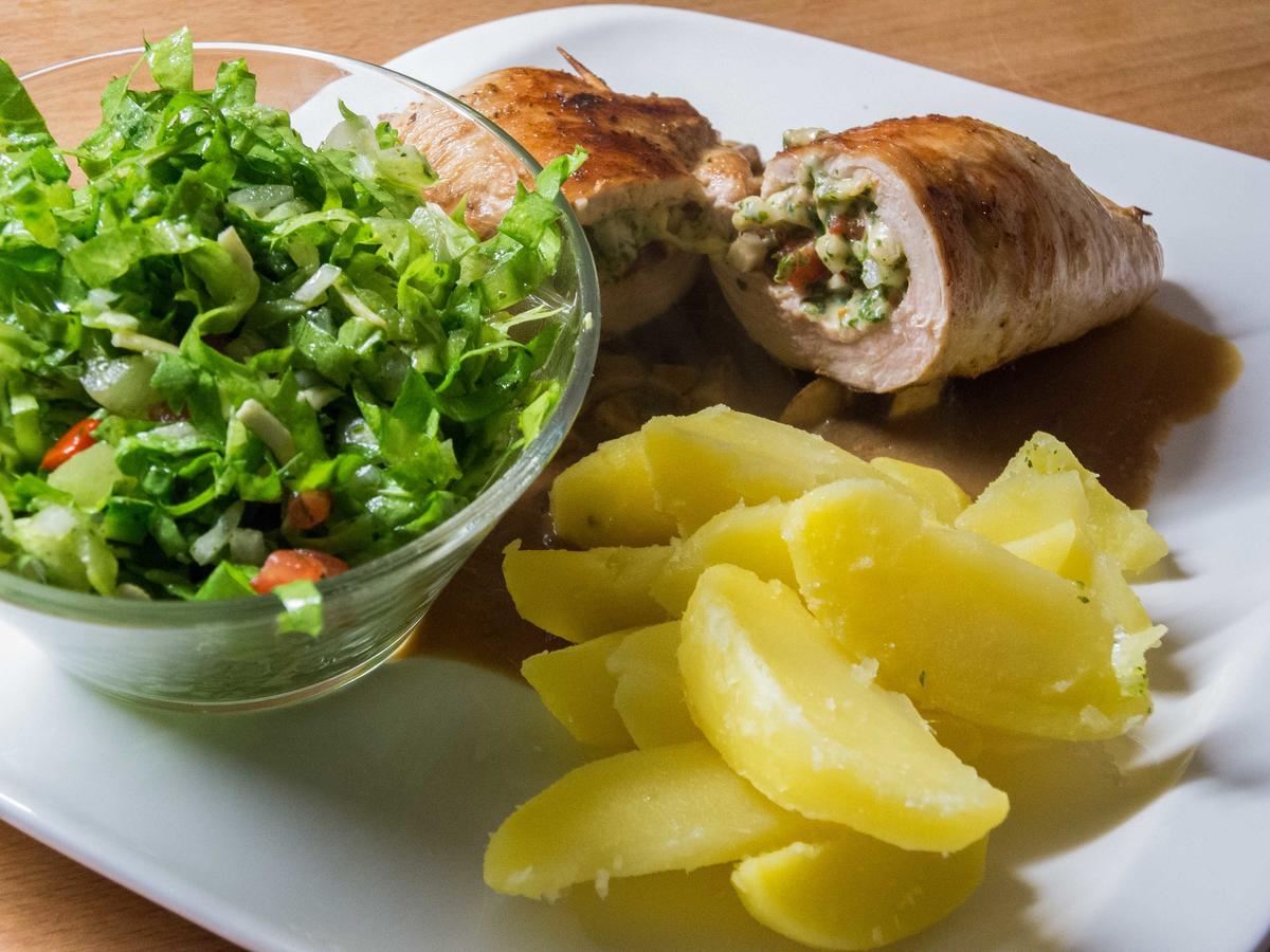 Gefüllte Schnitzel mit Jägersoße - Rezept - kochbar.de