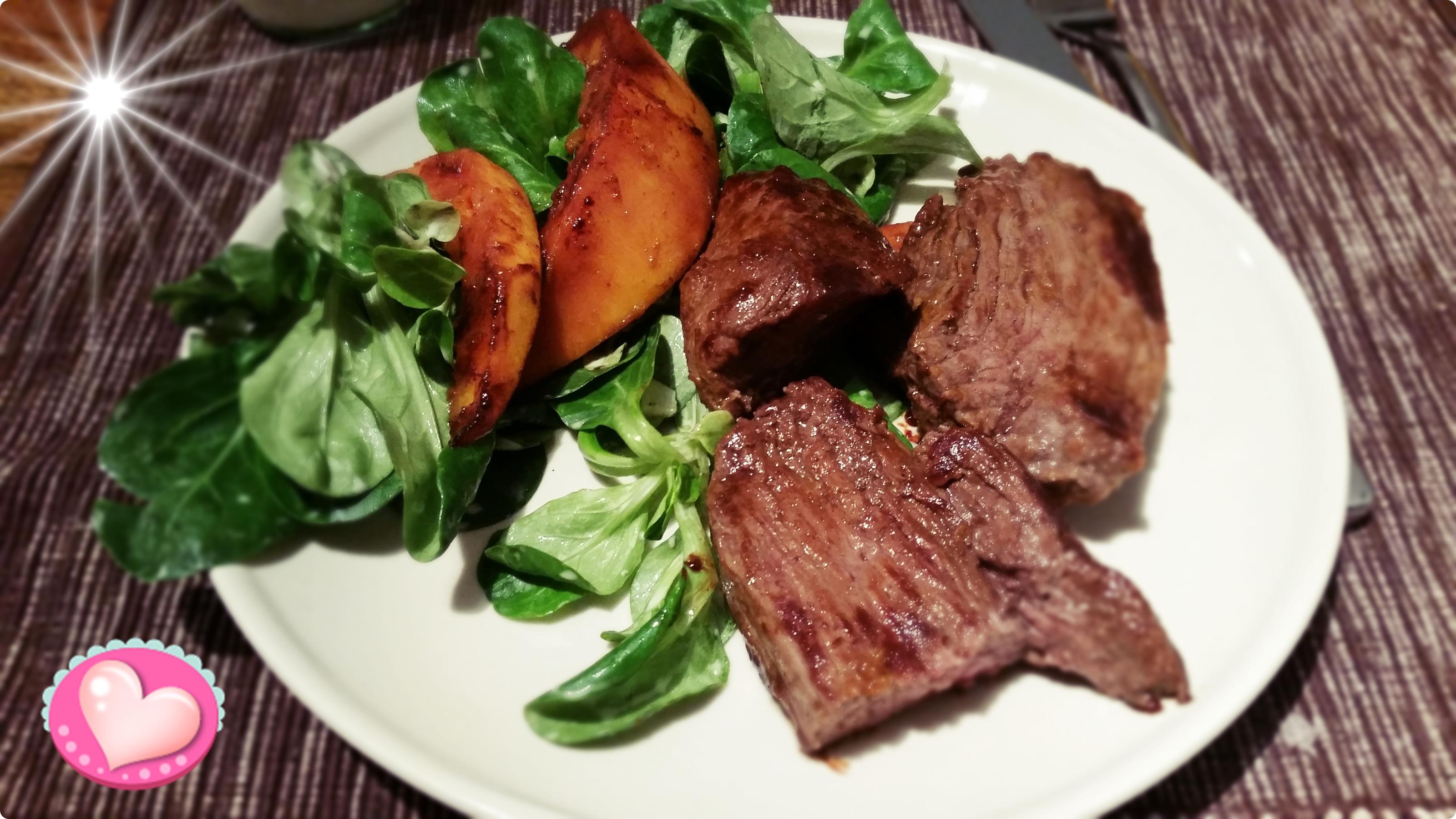 Bilder für Rindersteak mit gebratenem Kürbis auf Feldsalat - Rezept