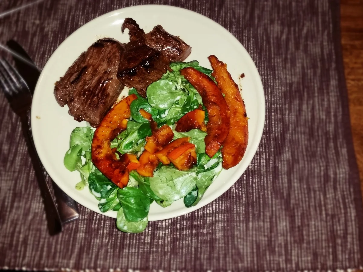 Rindersteak mit gebratenem Kürbis auf Feldsalat - Rezept - Bild Nr. 1893