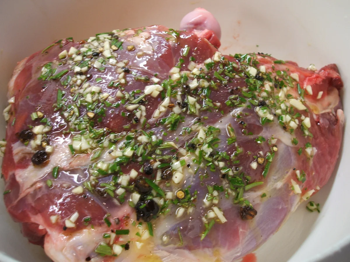 Fleisch: Lammkeule in Kaki-Knoblauch-Soße - Rezept - Bild Nr. 1902