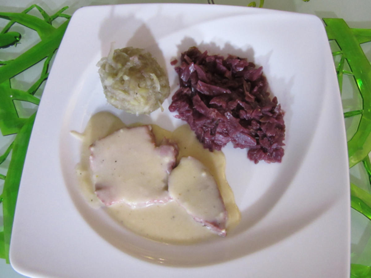 Bilder für Rinderzunge an Rotweinsauce, Rotkraut und vogtländischen grünen Klößen - Rezept