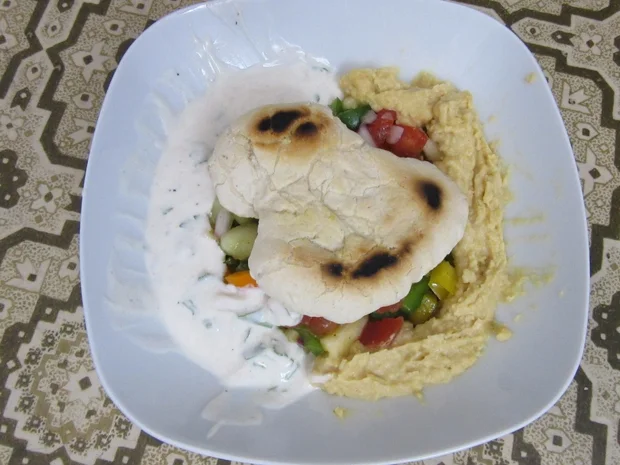 Tunesischer Salat "Slata Fakus" mit Humus und marokkanischem Brot - Rezept - Bild Nr. 1902