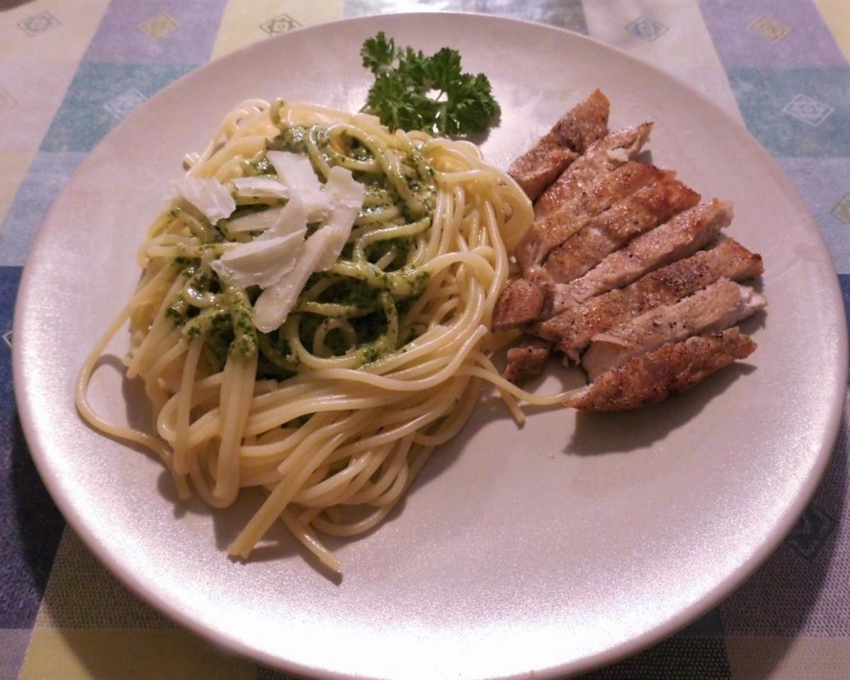 Bilder für Spaghetti mit Basilikum-Grana-Padano-Soße und knuspriges Hähnchenfilet - Rezept