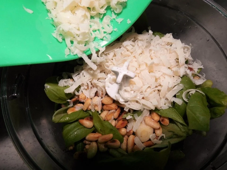 Rezept: Spaghetti mit Basilikum-Grana-Padano-Soße und knuspriges Hähnchenfilet Bild Nr. 1912 Spaghetti mit Basilikum-Grana-Padano-Soße und knuspriges Hähnchenfilet - Rezept - Bild Nr. 1912