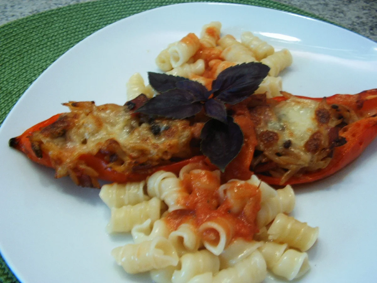 Spitzpaprika gefüllt mit Nudeln und Salami - Rezept - Bild Nr. 1944