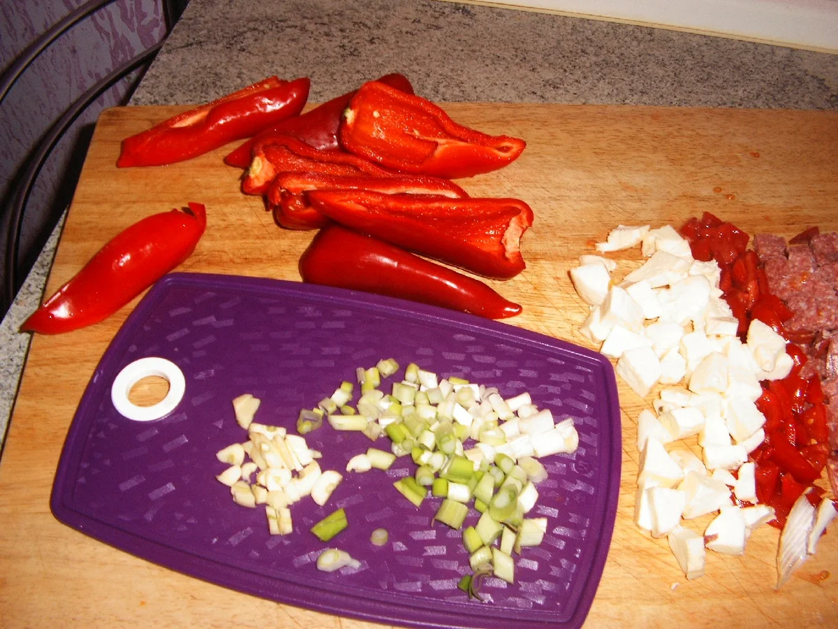 Spitzpaprika gefüllt mit Nudeln und Salami - Rezept - Bild Nr. 1947