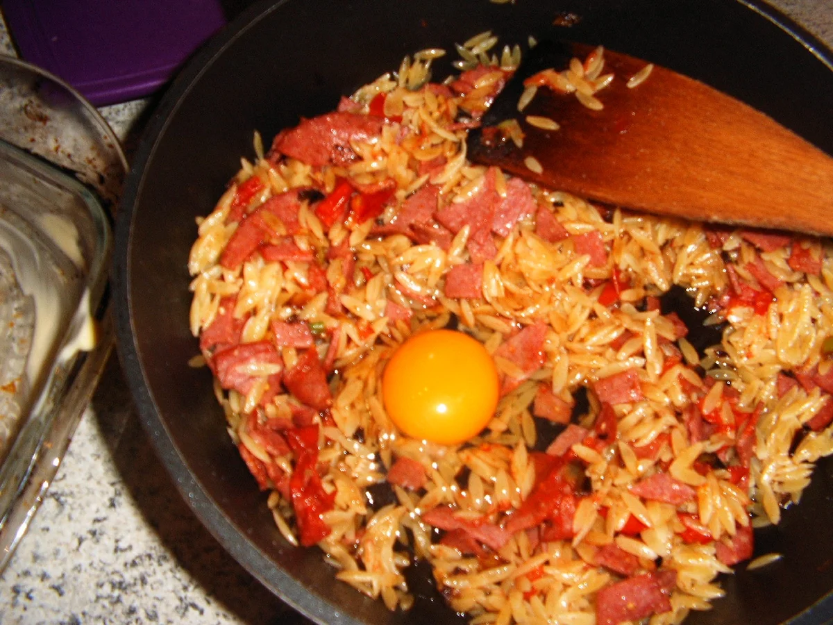 Spitzpaprika gefüllt mit Nudeln und Salami - Rezept - Bild Nr. 1951