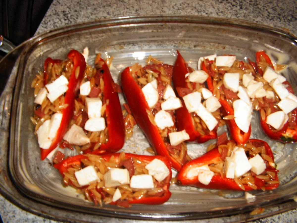 Spitzpaprika gefüllt mit Nudeln und Salami - Rezept - Bild Nr. 1952