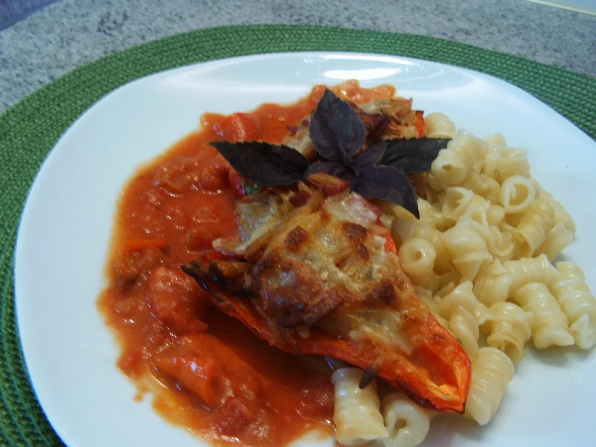 Spitzpaprika gefüllt mit Nudeln und Salami - Rezept - Bild Nr. 1953