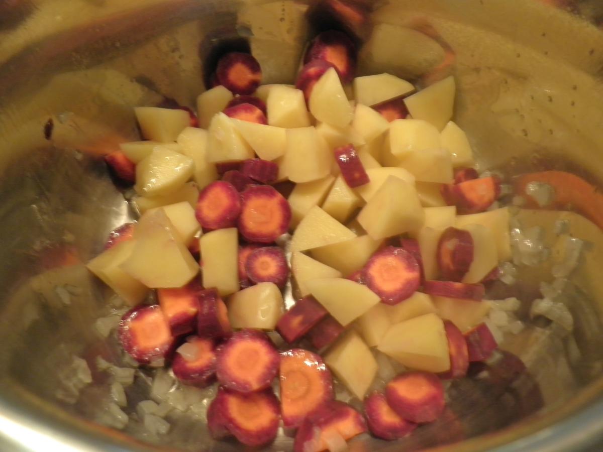 Cremige Kartoffelsuppe mit violetten Karotten ... und Laucheinlage ... - Rezept - Bild Nr. 1955