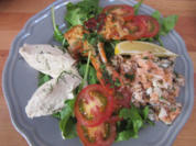 Rezept: Fischmousse, Lachs-Garnelen-Tatar und Garnelen auf Tomaten-Rucola-Bett, dazu ein Baguette Bild Nr. 1967 Fischmousse, Lachs-Garnelen-Tatar und Garnelen auf Tomaten-Rucola-Bett, dazu ein Baguette - Rezept - Bild Nr. 1967
