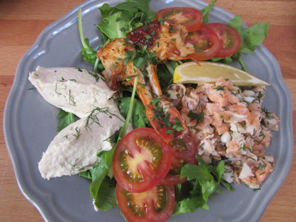 Bilder für Fischmousse, Lachs-Garnelen-Tatar und Garnelen auf Tomaten-Rucola-Bett, dazu ein Baguette - Rezept