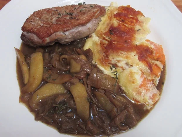 Rezept: Entenbrust mit Steinpilzen und Äpfeln, dazu Süßkartoffel-Sellerie-Gratin Bild Nr. 1967 Entenbrust mit Steinpilzen und Äpfeln, dazu Süßkartoffel-Sellerie-Gratin - Rezept - Bild Nr. 1967