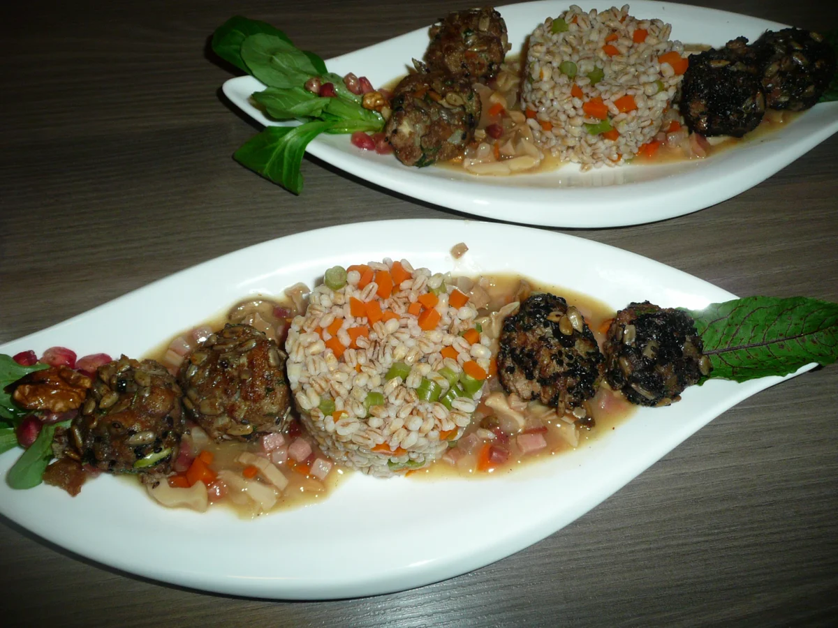 Rezept: Syrische Hackbällchen an Graupenmix und Pilzsoße. Bild Nr. 2037 Syrische Hackbällchen an Graupenmix und Pilzsoße. - Rezept - Bild Nr. 2037