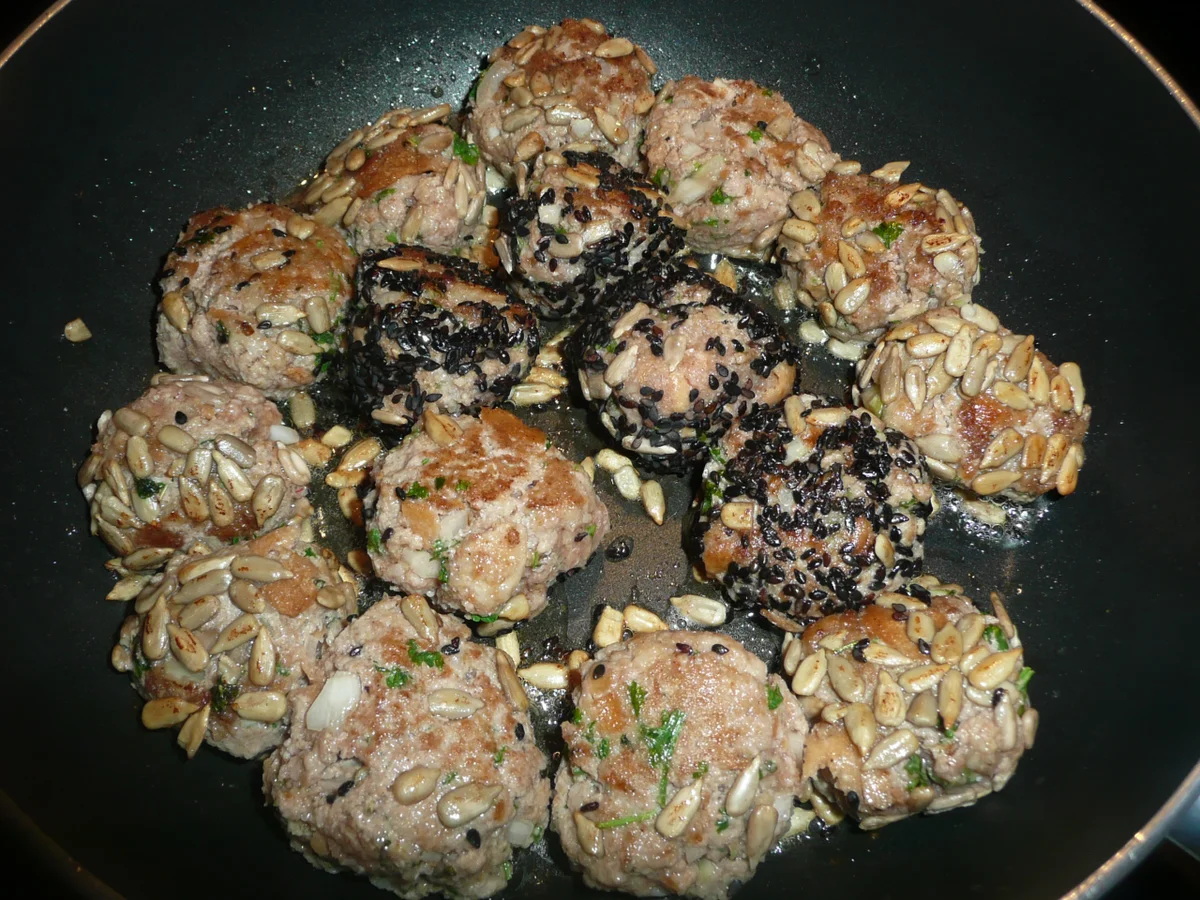 Rezept: Syrische Hackbällchen an Graupenmix und Pilzsoße. Bild Nr. 2046 Syrische Hackbällchen an Graupenmix und Pilzsoße. - Rezept - Bild Nr. 2046