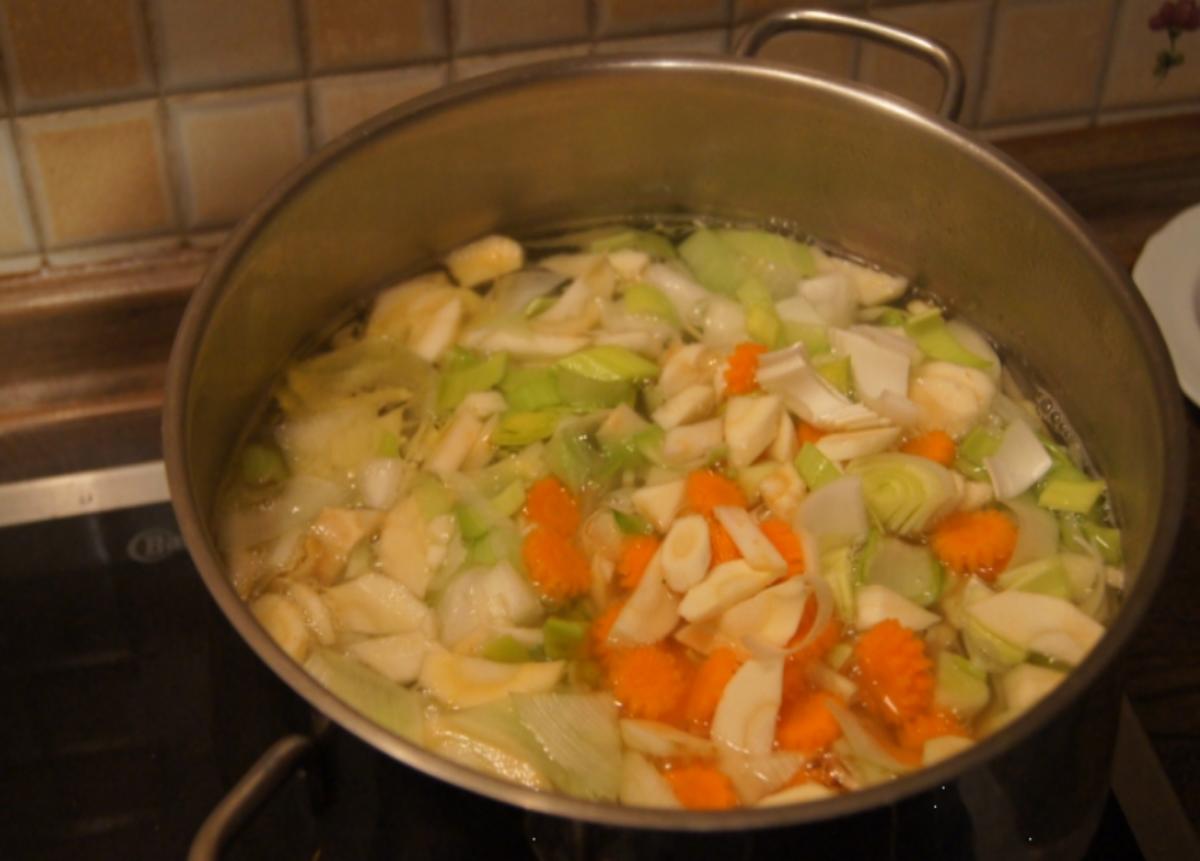 Hähnchen-Gemüse-Nudelsuppe mit Eierstich - Rezept - kochbar.de